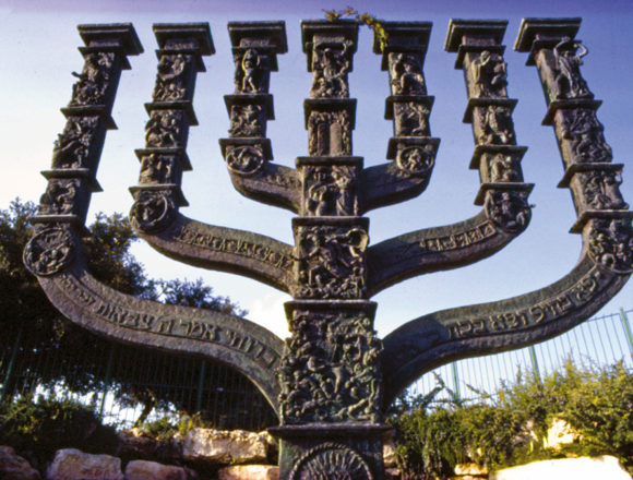 menorah_6831bf48e523a9071665db4f09ffb3c2 Jüdische Antiquiertheit: Rabbi Hirsch war nicht altmodisch