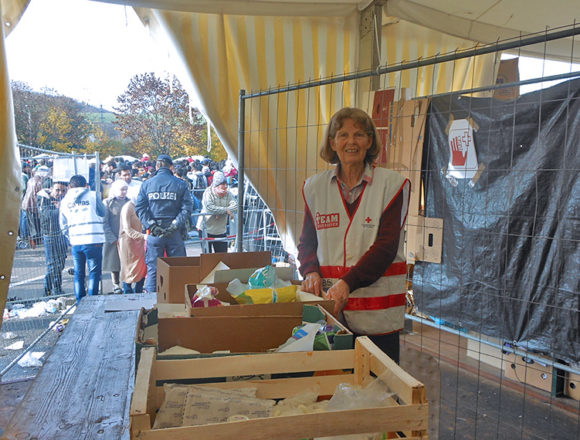 Spielfeld-3_00e8054fb6e5ccc3c1b43d6ab5573ef1 Als Flüchtlingshelferin im Einsatz: In Österreich an der Front