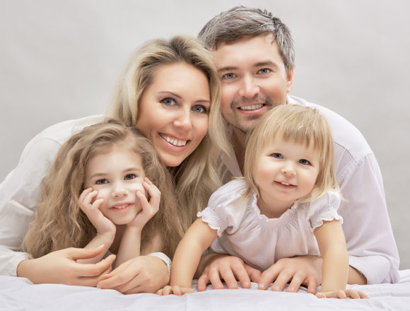 glueckliche-familie Selbstüberwindung als pädagogischer Geheimtipp: Eltern, erzieht euch!
