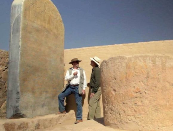 merneptah-stele-with-david-rohl-and-tim-mahoney-1080x675 Zehn Artefakte belegen die Realität des biblischen Exodus: Noch sträubt sich die Wissenschaft dagegen