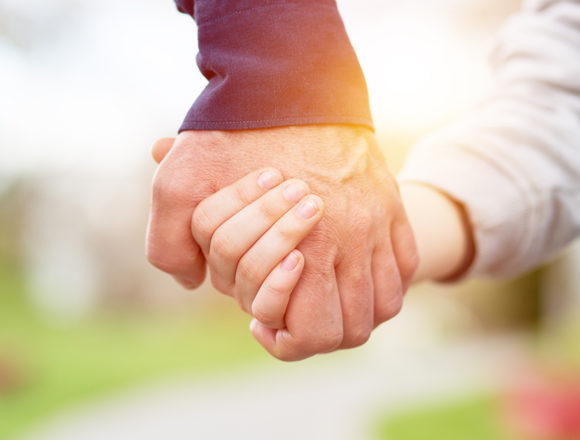 papa_sohn_haende Wichtige Aufgaben in der Familie: Die Herzen der Kinder gewinnen