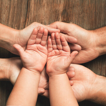 Drei Hände der Familie. Liebe, Zusammengehörigkeit, Glück im Familienkonzept.