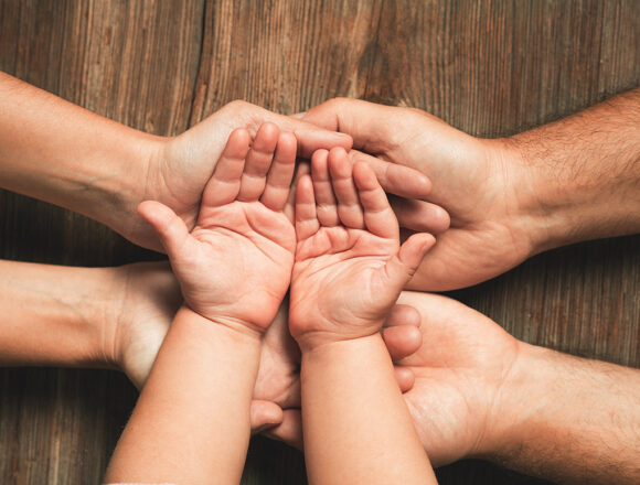 Drei Hände der Familie. Liebe, Zusammengehörigkeit, Glück im Familienkonzept.