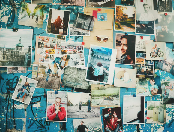 foto-collage Kreative Collage, die verschiedene persönliche Momente auf einer bunten Wand mit viel Platz für neue Erinnerungen zeigt