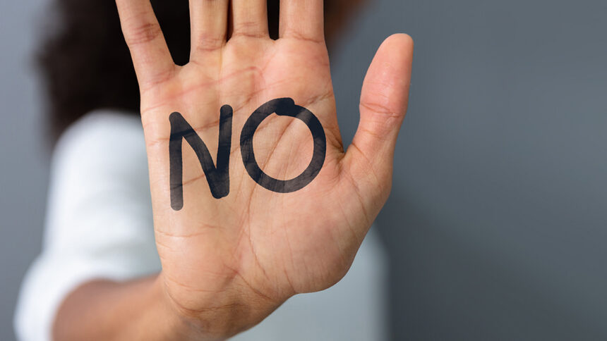 Frauenhand mit Text Nein
