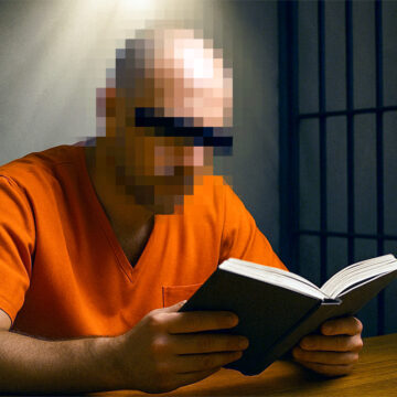 Häftling liest ein Buch umgeben von Licht