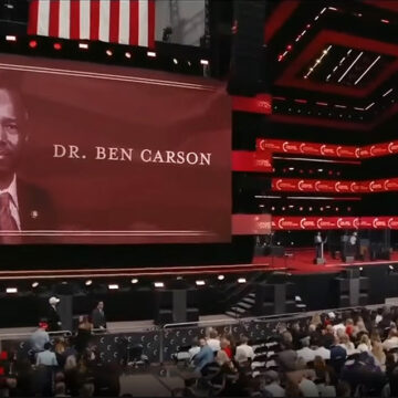 Ben Carson auf Charlie Kirks Trauerfeier