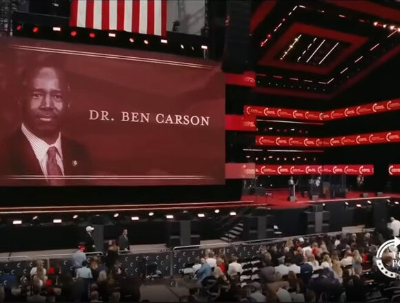 Ben Carson auf Charlie Kirks Trauerfeier