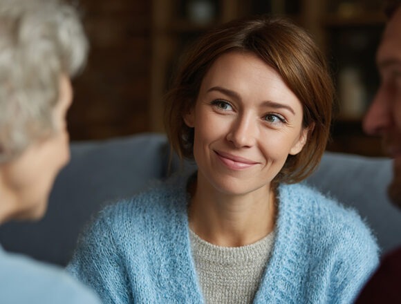 freundlichkeit Cherished Moments: A heart-warming portrait of three generations in a cozy indoor setting, sharing laughter, creating a timeless narrative of love and kinship.