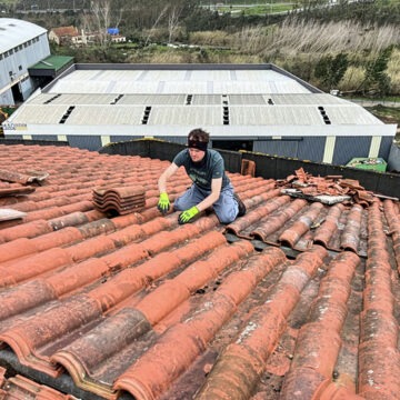 portugal1 Mann repariert ein Dach