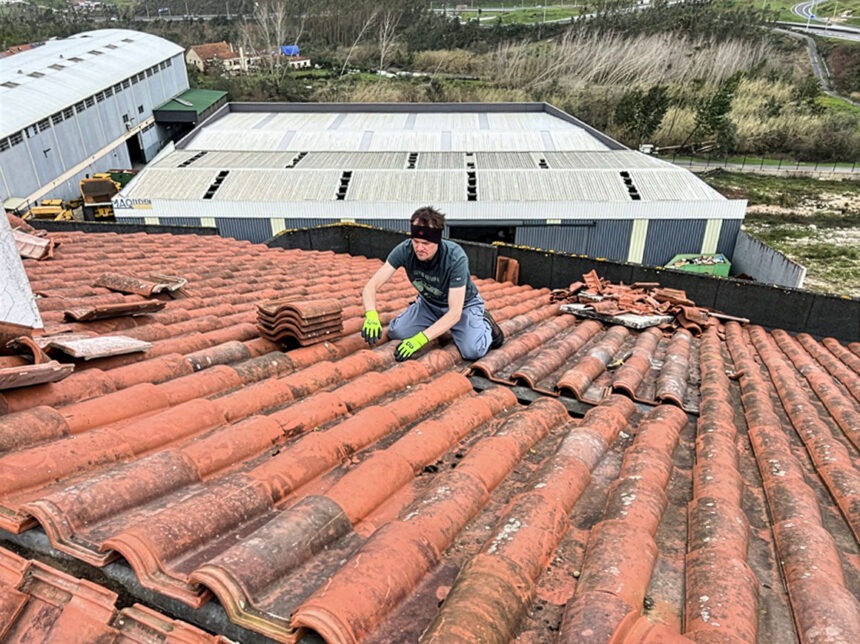 portugal1 Mann repariert ein Dach