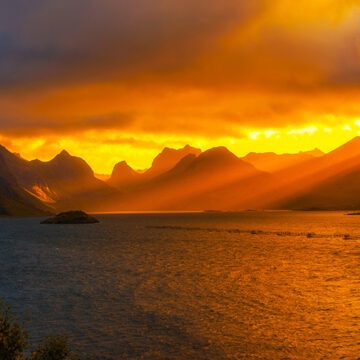 norwegen Sunset over the mountains of Lofoten islands