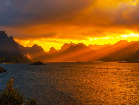 norwegen Sunset over the mountains of Lofoten islands