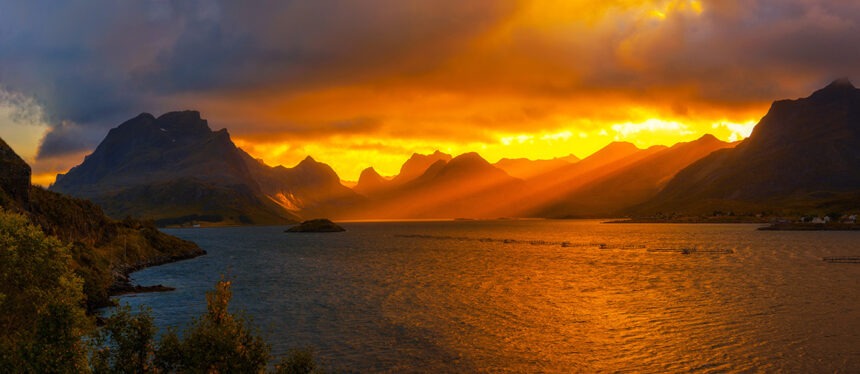 norwegen Sunset over the mountains of Lofoten islands