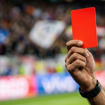 rote-karte Ein Schiedsrichter zeigt in einem Fußballspiel eine rote Karte.