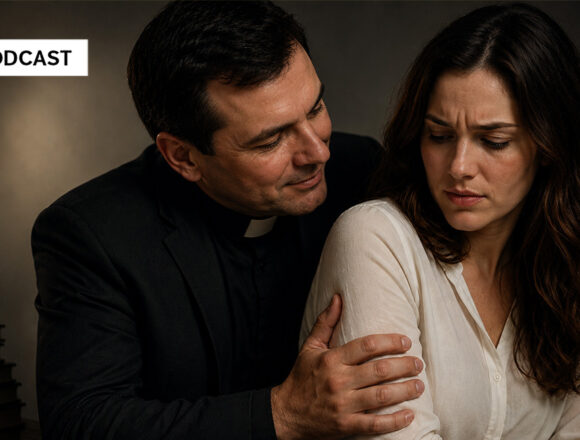 verführung Ein Mann in dunkler geistlicher Kleidung sitzt dicht hinter einer verunsicherten Frau und legt seine Hand auf ihren Arm. Die Szene wirkt angespannt und zeigt symbolisch religiöse Manipulation, Grenzüberschreitung und geistlichen Machtmissbrauch.