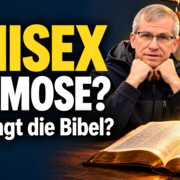 Unisex bei Mose – Was sagt die Bibel? Kai stützt sein Kinn auf beide Hände; daneben eine offene Bibel, Kleidung und die Aufschrift „Unisex bei Mose?“.