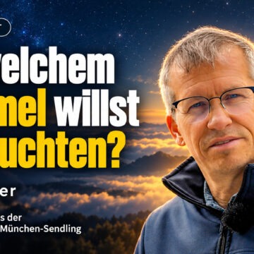 Kai Mester – An welchem Himmel willst du leuchten? Kai Mester vor einem Sternenhimmel mit goldenem Horizont. Titel: „An welchem Himmel willst du leuchten?“