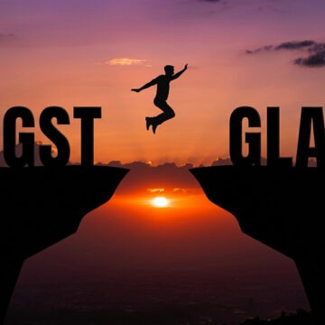 Angst durch Glauben überwinden – der Schritt ins Vertrauen Eine Person springt bei Sonnenuntergang über eine Schlucht von „Angst“ zu „Glaube“ – Symbol für Vertrauen trotz Angst.