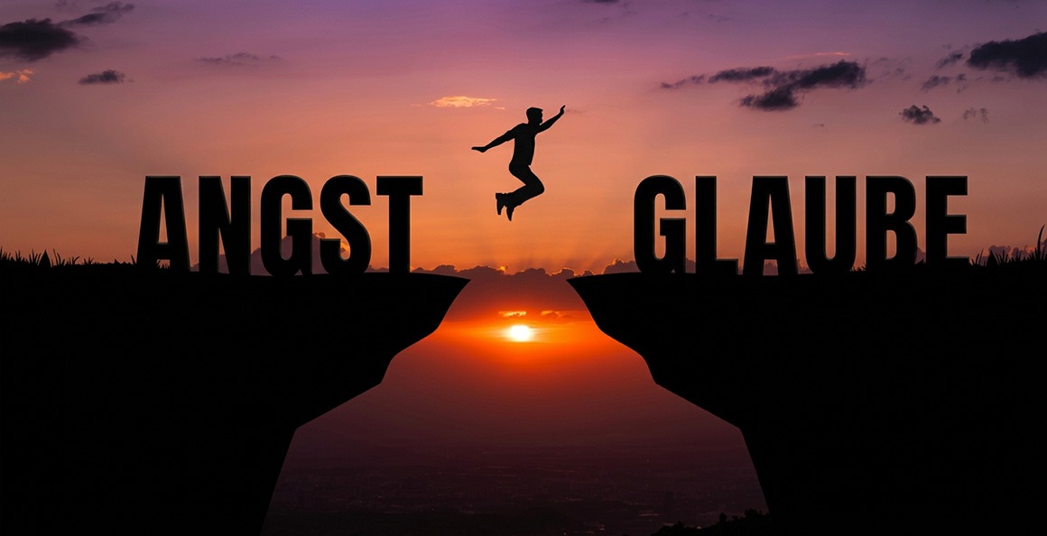 Eine Person springt bei Sonnenuntergang über eine Schlucht von „Angst“ zu „Glaube“ – Symbol für Vertrauen trotz Angst.