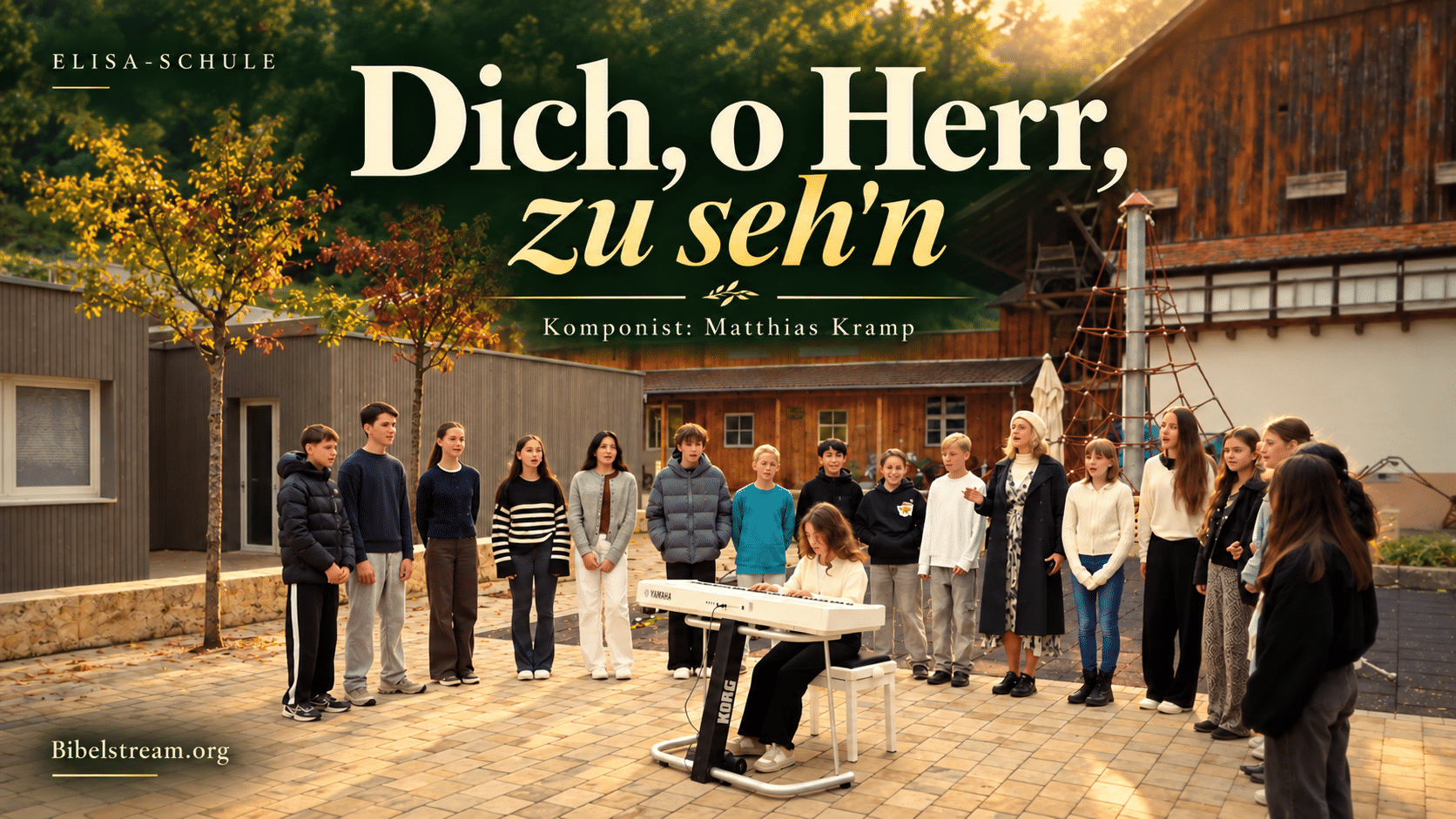 Schülerinnen und Schüler der Elisa-Schule singen im Schulhof mit Klavierbegleitung